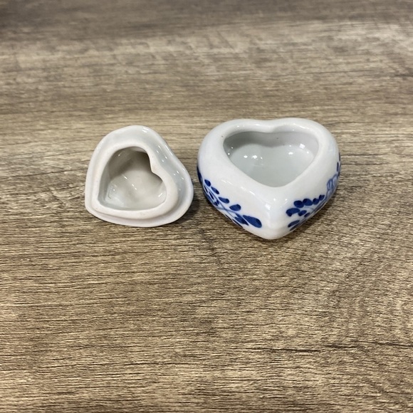 Vintage Porcelain Heart Trinket Box Blue and White - Picture 5 of 6